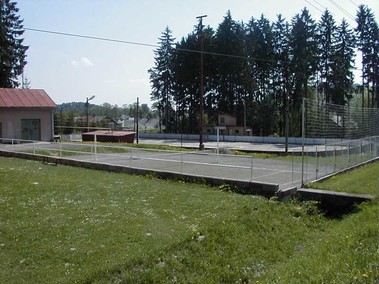 Tenisový kurt a ledová plocha